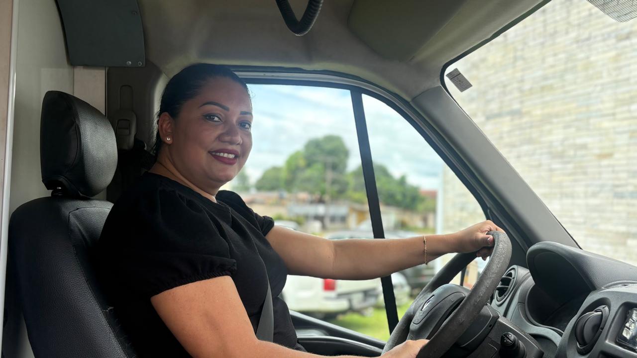 Carla Andrade, motorista de ambulância na Maternidade Mãe Esperança