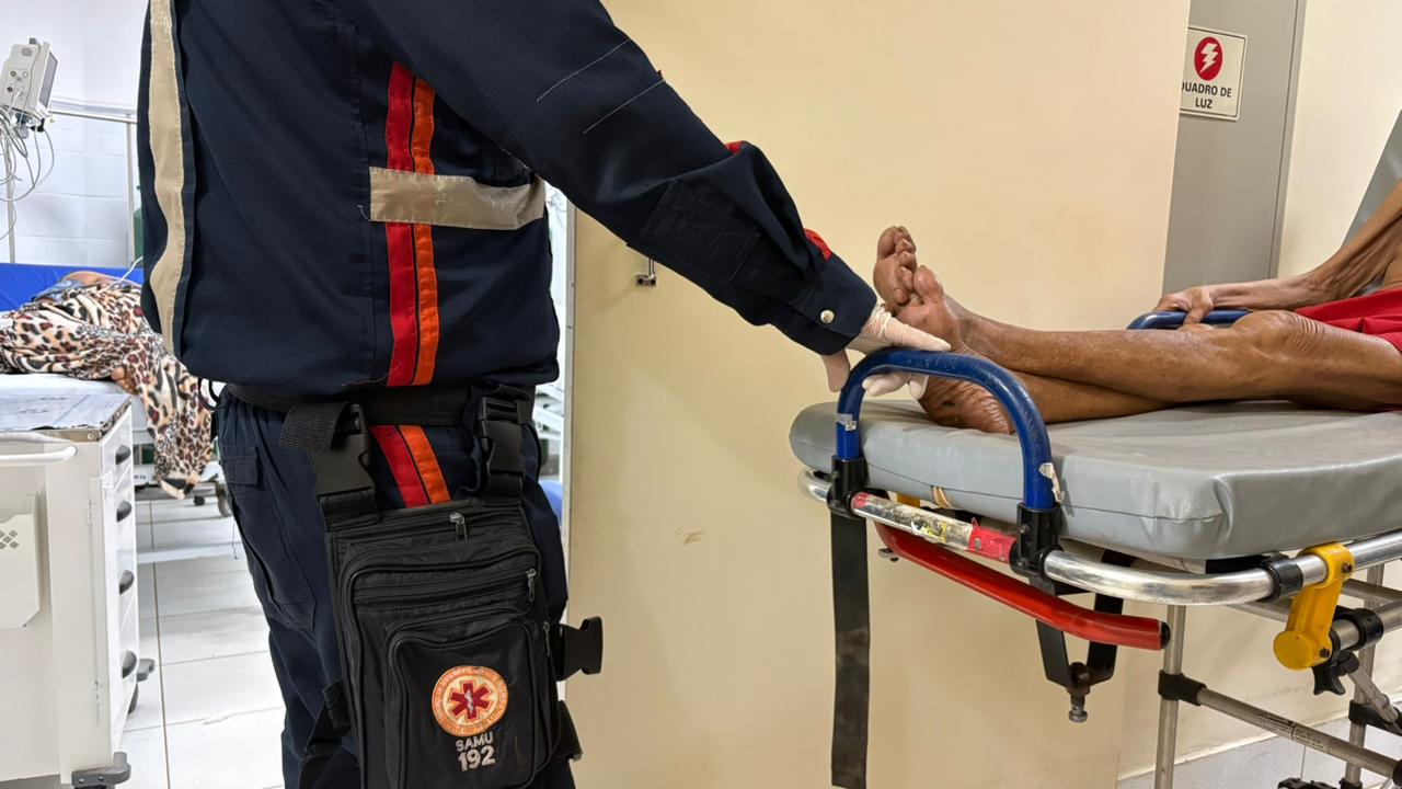 Servidores encontraram o idoso vivendo em condições extremamente precárias